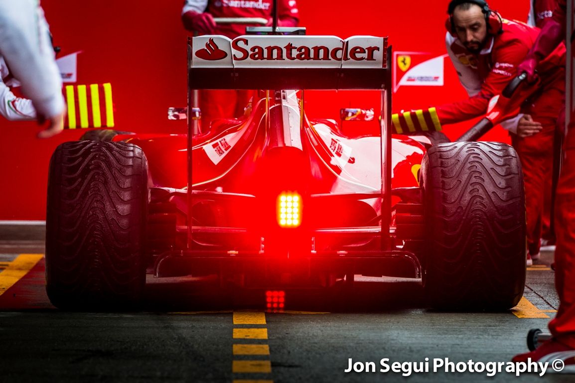 Videón Alonso füstöt okádó F1-es Ferrarija Bahreinből