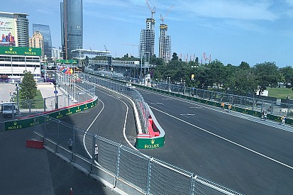 Coureurs bezorgd over merkwaardige pitstraatingang Baku