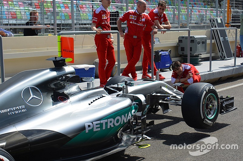 Gli occhi indiscreti Ferrari sulla Mercedes lasciata incustodita