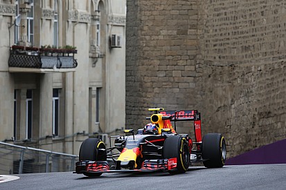 Verstappen na lastige start in Baku: "Morgen gaat het beter"