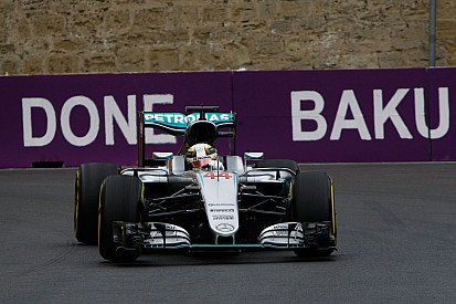 Hamilton ci ha ripensato: "Baku è una pista da grandi palle!"