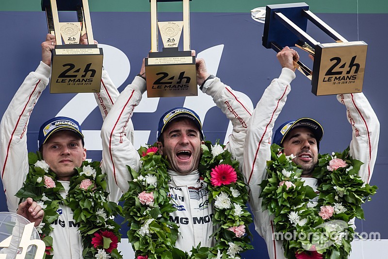 Bizarre finish 24 uur van Le Mans: Toyota schenkt zege op valreep aan Porsche
