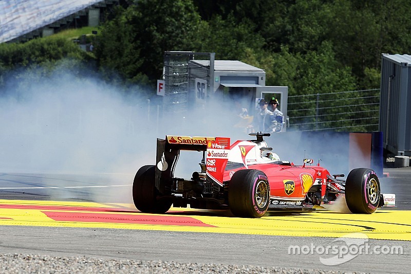 Fotogallery: ecco l'uscita di pista di Sebastian Vettel