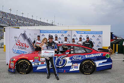 Greg Biffle tomó una sorpresiva pole position en Daytona