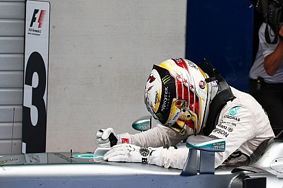 Hamilton destrozó su habitación