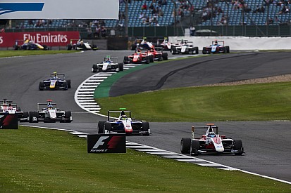 GP3 у Сільверстоуні: Альбон випередив Леклера у першій гонці