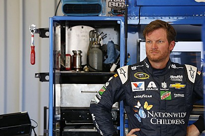 Dale Jr. no correrá por "síntomas de conmoción"