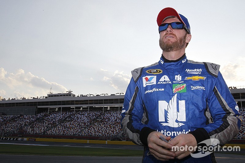 Earnhardt se recupera lentamente de síntomas de conmoción