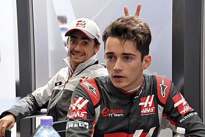 Esteban Gutiérrez hace "photo bomb" a Charles Leclerc