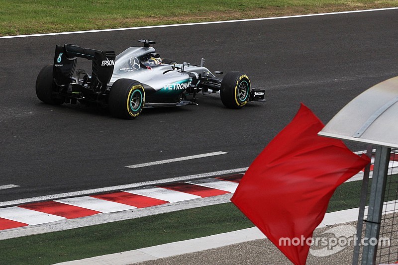 Hamilton wijst nieuwe kerbstones aan als oorzaak van crash