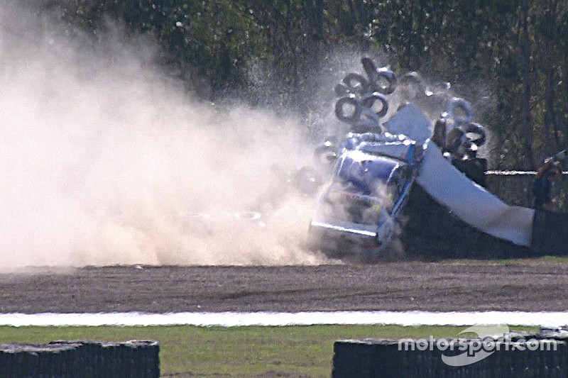 Heftiger Crash im Training der Supercars in Ipswich