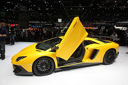 Lamborghini-baas ziet nog altijd toekomst voor dikke V12's
