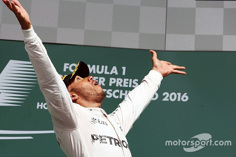 Lewis Hamilton se divierte en Barbados con una súper modelo