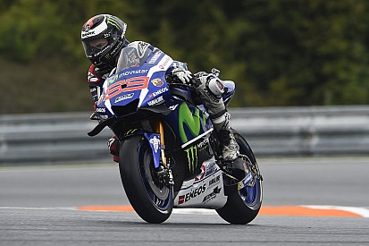 Brno, test, Day 1: Lorenzo si riprende la vetta davanti a Valentino