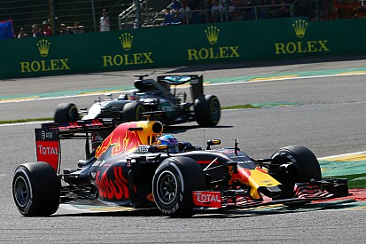 Ricciardo: "Rode vlag heeft ons podium gered na schade aan voorvleugel"