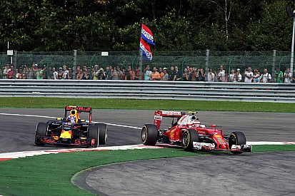 Formel-1-Rennleiter Charlie Whiting bittet Max Verstappen zum Gespräch