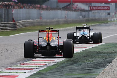 Ricciardo 'giechelend in de auto' na prachtige inhaalactie op Bottas