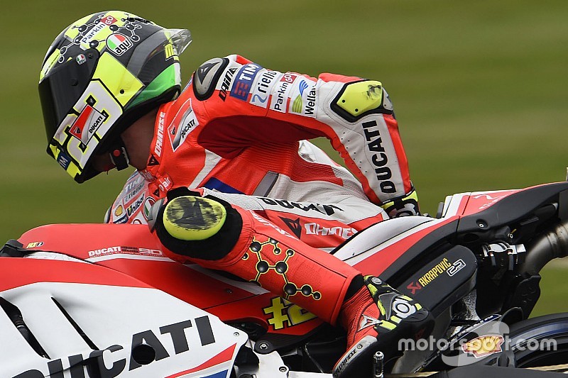 La Ducati agarrota a sus pilotos