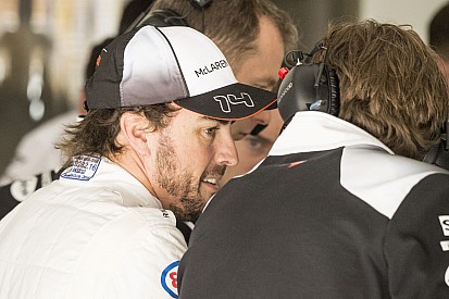 Alonso a leghűségesebb kínai rajongóival még csoportképet is készített a reptéren!