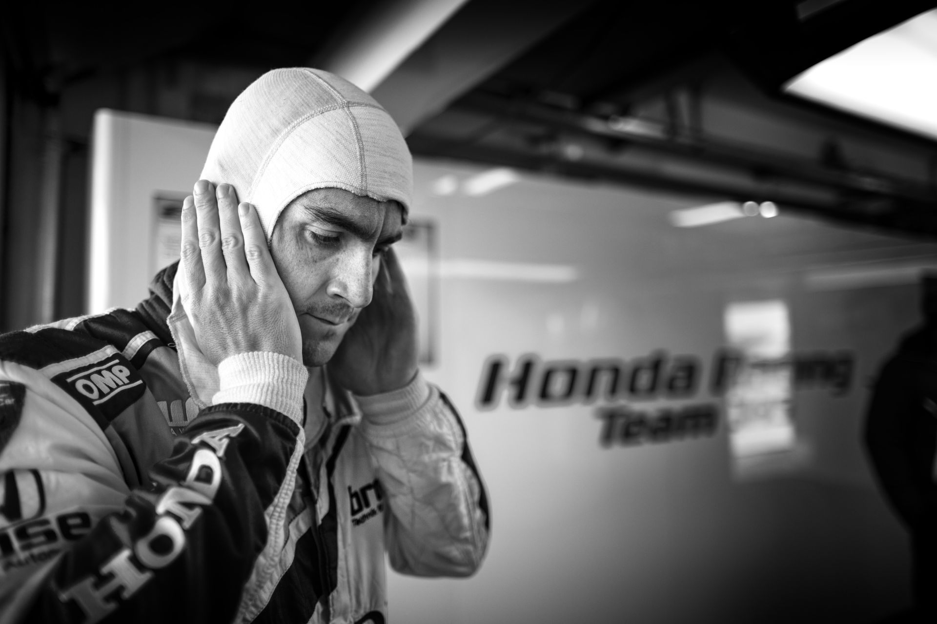 Egy megható pillanat: Michelisz gyertyát gyújt Ferjáncz Attila emlékére