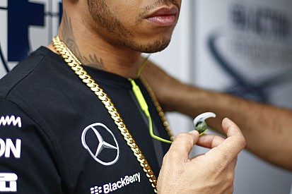 Csajok, figyelem: zuhanyzás közben Hamilton