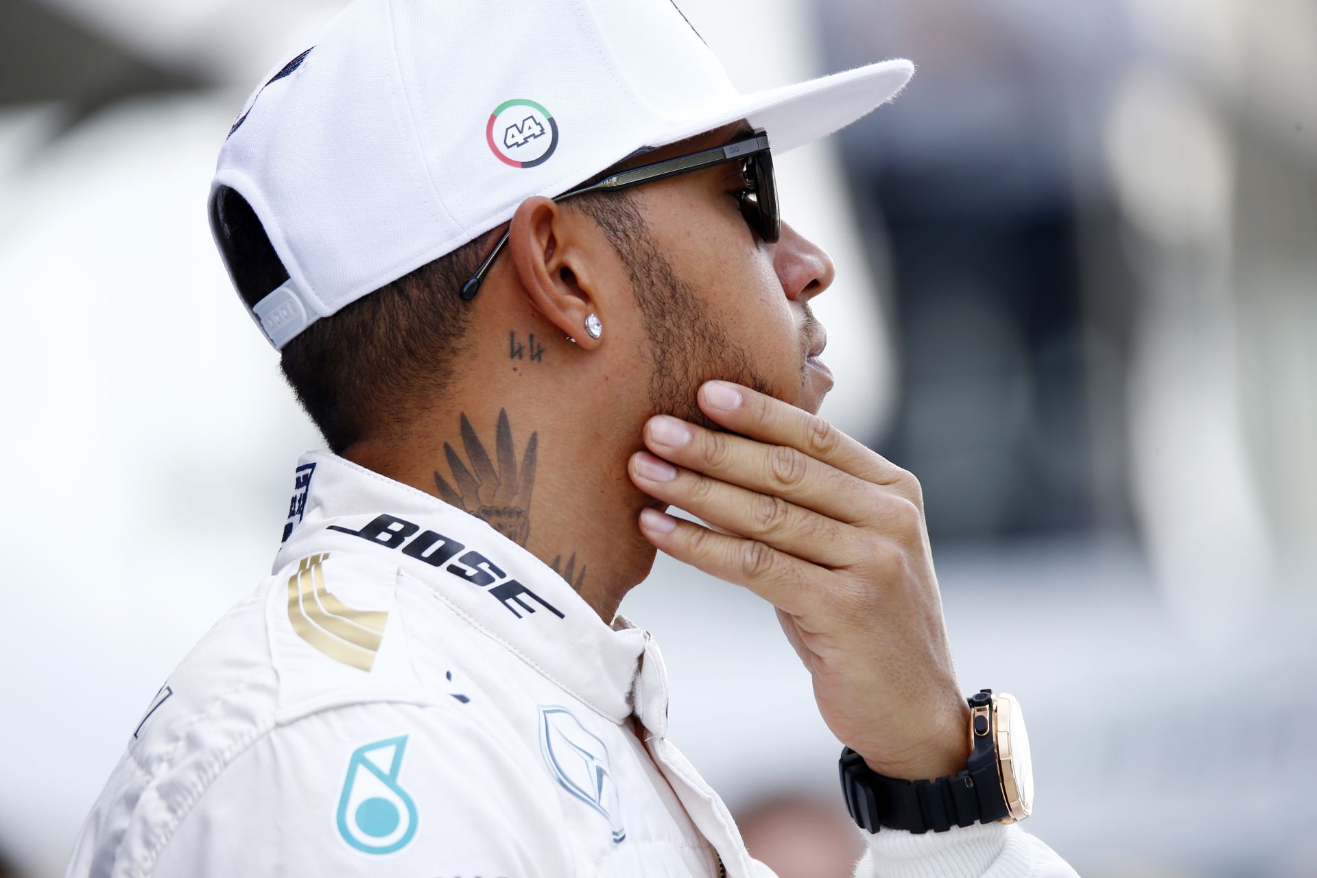 Hamilton egy több emelet magas épület erkélyére ült ki