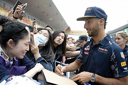 LOL: Ricciardo olyan, mint egy pop-sztár a 80-as évekből, aki épp bokszol