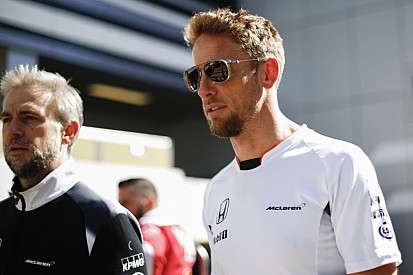 Button kedvese egy újabb forró képpel köszönt be