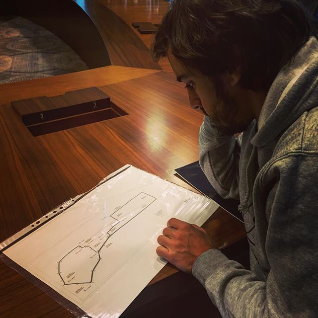 Alonso elmélyülten tanulmányozza az azeri pálya vonalvezetését