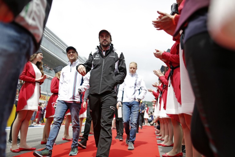Amikor Alonso megmutatja a foga fehérjét, és Buttonnak esélye sincs