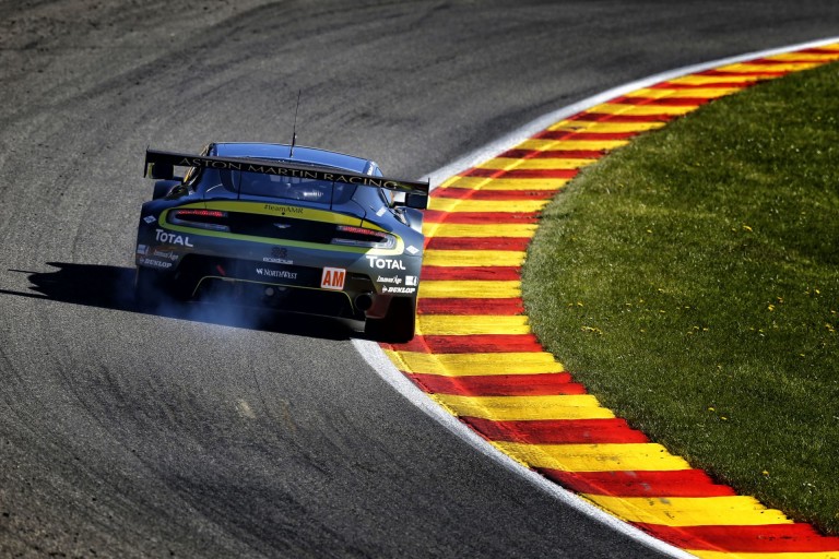 Ha valami, akkor ez hatásos: Aston Martin, centikre tőled az Eau Rouge-ban