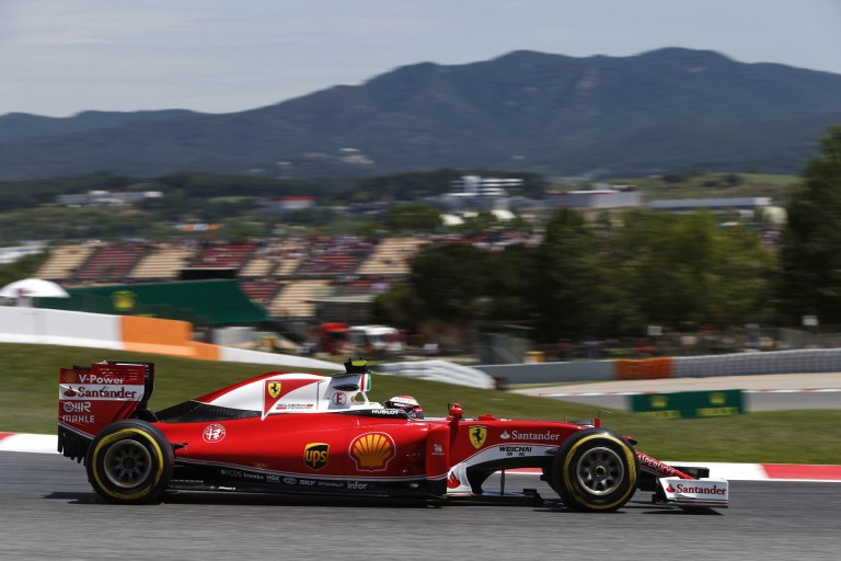 Egy több, mint látványos kép Barcelonából: F1-es szivárvány