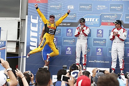 Holland öröm Verstappen sikerénél: Doornbos leesik, Coronel párnával püföl
