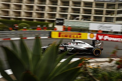 A McLaren a szűk monacói pálya ura!