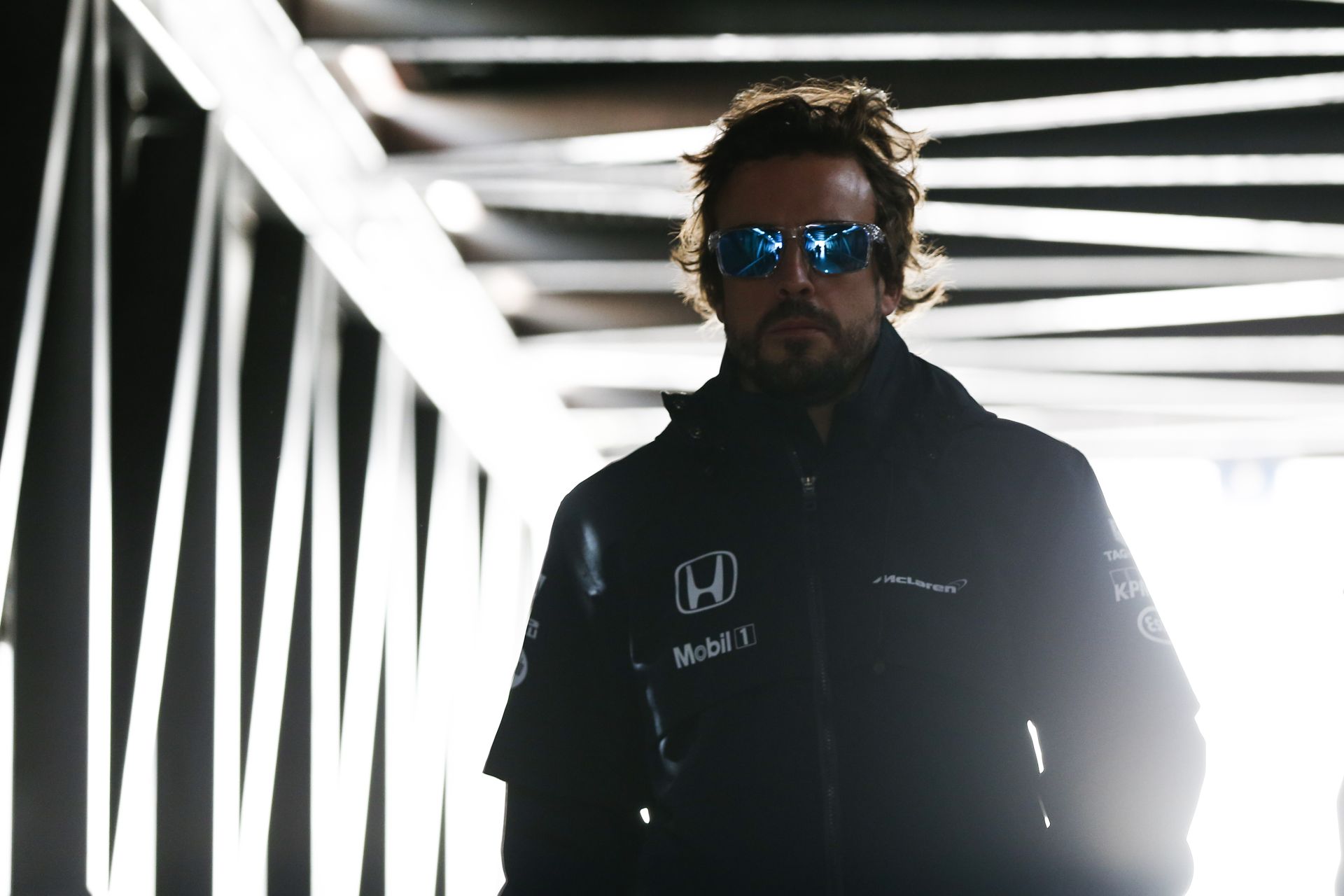 Videón a pillanat, amikor Alonso átveszi a trófeát: végre kapott valamit