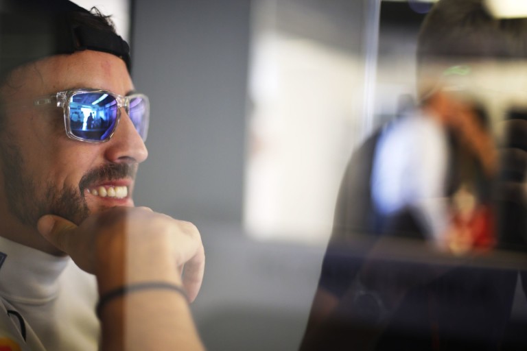 Egy újabb kép Alonso monacói sisakjáról