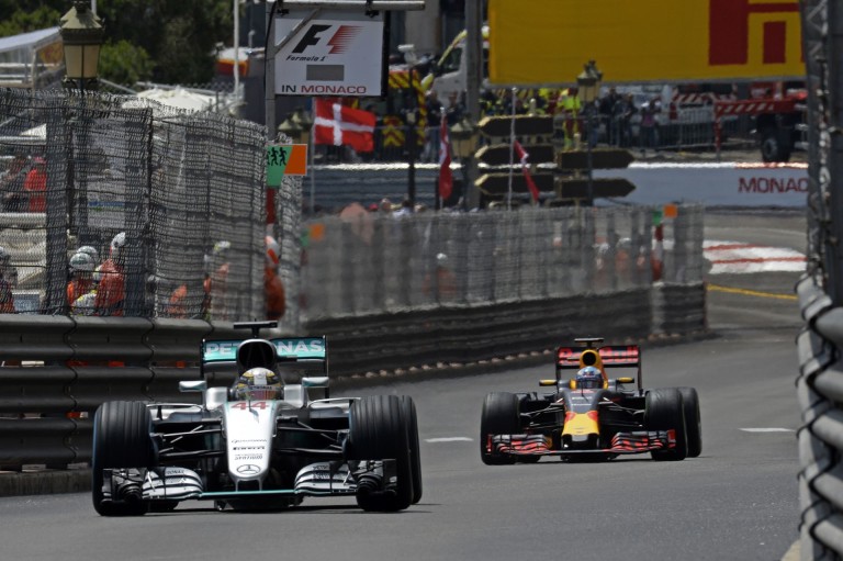 A pillanat, amikor Ricciardo és Hamilton Monacói Nagydíja is majdnem véget ért!