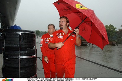 A Ferrari esernyője akkora, hogy mindenki elfér alatta!