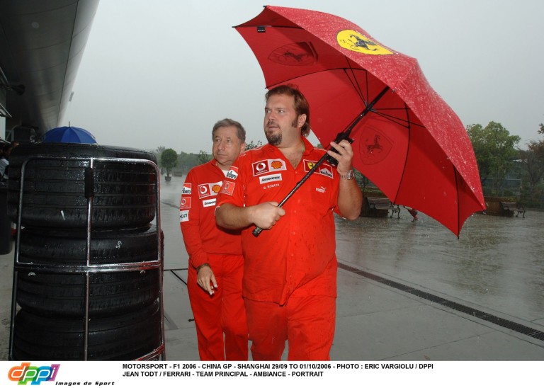 A Ferrari esernyője akkora, hogy mindenki elfér alatta!