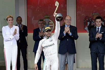 Hamilton győztes paripája, azaz az egyik Mercedes mérnök hátán!