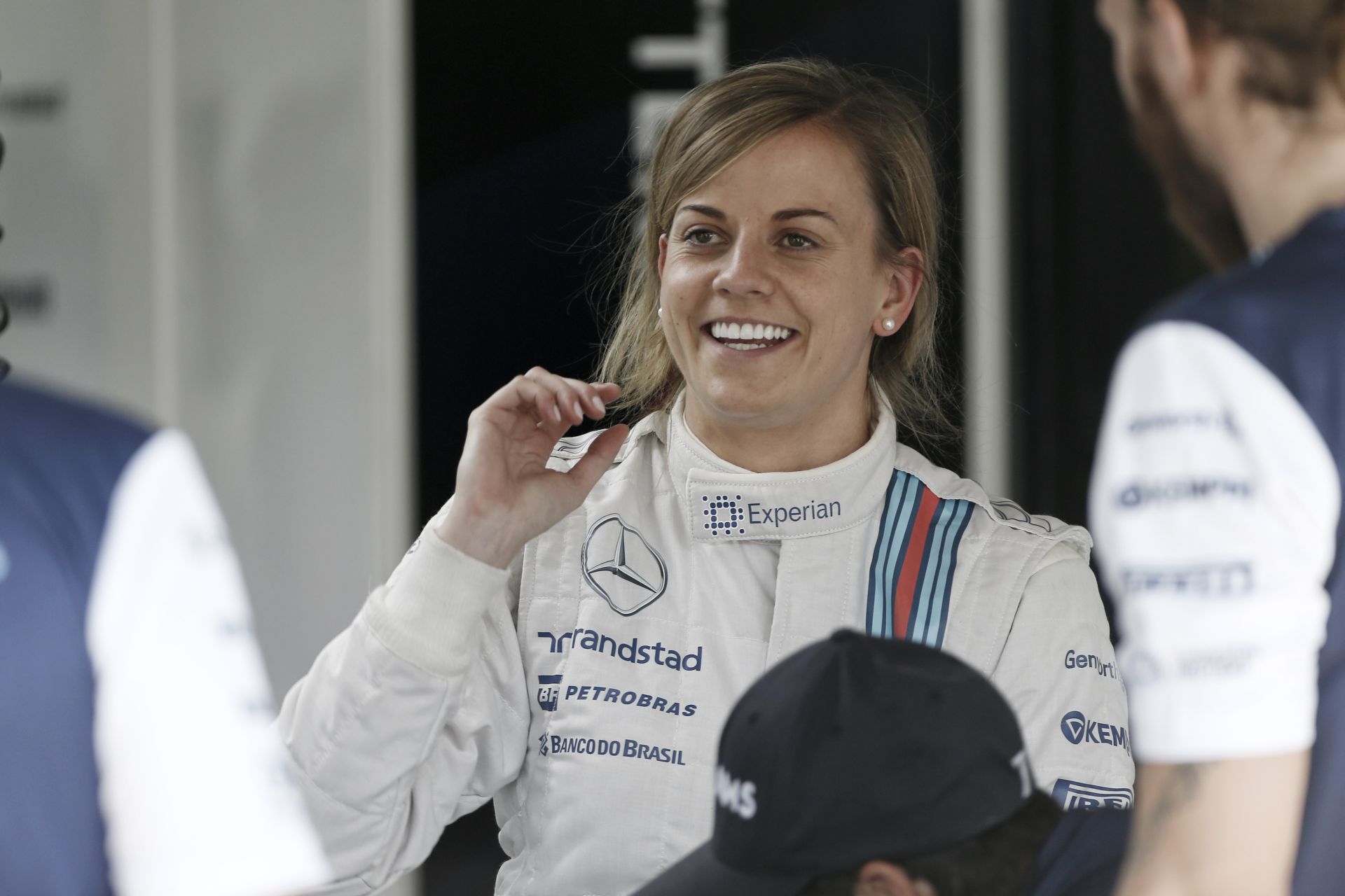 Susie Wolff napszemüvegben a Mercedes volánja mögött - menő!