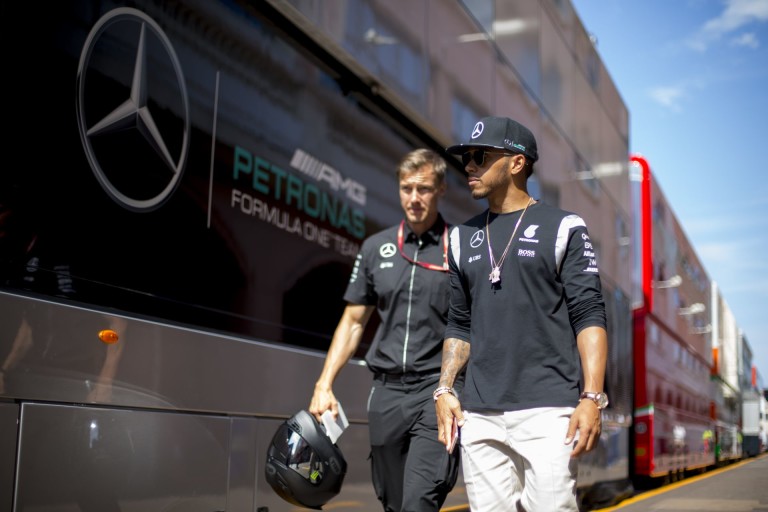 Hamilton ilyen cuccban élvezi a hullámokat!