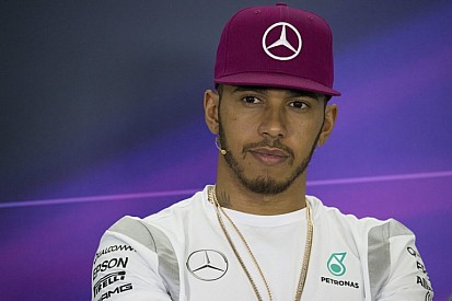 Azta: Hamilton tökéletesre gyúrta magát! Durván néz ki!
