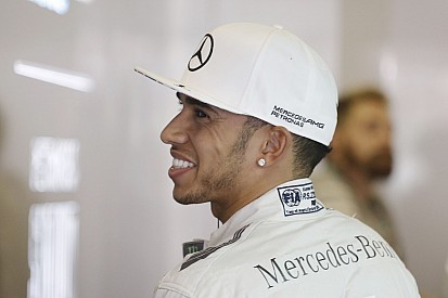 Hamilton jetszörfözött - a brit elég veszélyes sportokat is kipróbálhat!