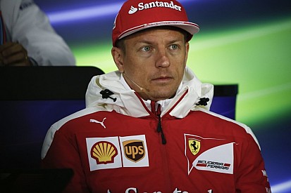 Räikkönen még a sajtótájékoztatón is nyakig bebugyolálva nyilatkozott!