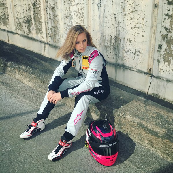 Verstappen barátnője igen komoly dekoltázst villantott: HOT