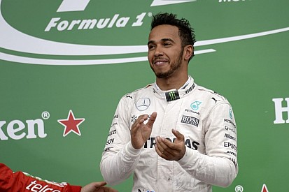 Hamilton nagyon lazára vette a figurát: óriási brit zászlóval ment be a sajtóterembe