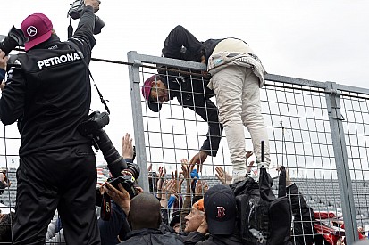 Hamilton, aki a leginkább figyel a rajongóira a Forma-1-ben