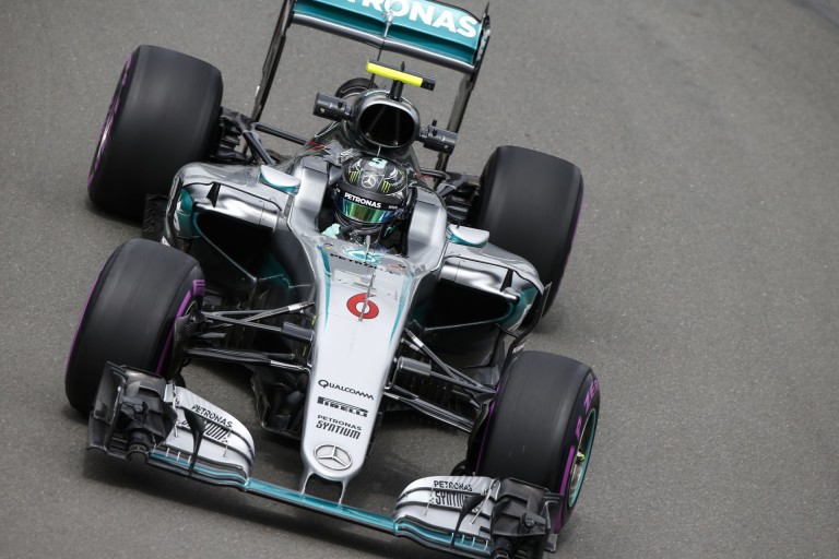 Rosberg motorprobléma miatt félreállt Bakuban!