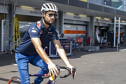 Ricciardo magasugrónak is elmehetne - az ausztrál csak úgy repült a kerítés felett!